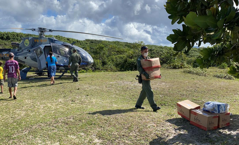 A empresa Portos do Paraná se envolveu novamente nesta sexta-feira (30) na campanha Cesta Solidária no Litoral, distribuindo cestas básicas às comunidades e locais mais isolados do Paraná. Para agilizar, foi utilizado um helicóptero que levou as cestas até as comunidades de Serra Negra e Praia Deserta, em Guaraqueçaba; à Barra do Ararapira, no Superagui; e a mais uma comunidade Quilombola.  -  Paranaguá, 30/04/2021  -  Foto: Claudio Neves/Portos do Paraná