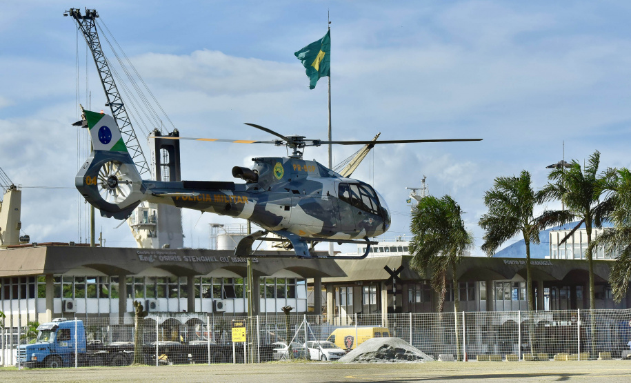 A empresa Portos do Paraná se envolveu novamente nesta sexta-feira (30) na campanha Cesta Solidária no Litoral, distribuindo cestas básicas às comunidades e locais mais isolados do Paraná. Para agilizar, foi utilizado um helicóptero que levou as cestas até as comunidades de Serra Negra e Praia Deserta, em Guaraqueçaba; à Barra do Ararapira, no Superagui; e a mais uma comunidade Quilombola.  -  Paranaguá, 30/04/2021  -  Foto: Claudio Neves/Portos do Paraná