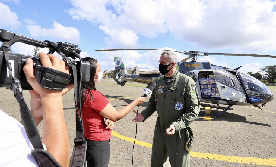 A empresa Portos do Paraná se envolveu novamente nesta sexta-feira (30) na campanha Cesta Solidária no Litoral, distribuindo cestas básicas às comunidades e locais mais isolados do Paraná. Para agilizar, foi utilizado um helicóptero que levou as cestas até as comunidades de Serra Negra e Praia Deserta, em Guaraqueçaba; à Barra do Ararapira, no Superagui; e a mais uma comunidade Quilombola.  -  Paranaguá, 30/04/2021  -  Foto: Claudio Neves/Portos do Paraná
