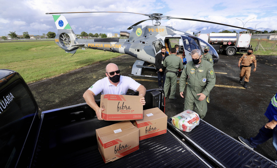 A empresa Portos do Paraná se envolveu novamente nesta sexta-feira (30) na campanha Cesta Solidária no Litoral, distribuindo cestas básicas às comunidades e locais mais isolados do Paraná. Para agilizar, foi utilizado um helicóptero que levou as cestas até as comunidades de Serra Negra e Praia Deserta, em Guaraqueçaba; à Barra do Ararapira, no Superagui; e a mais uma comunidade Quilombola.  -  Paranaguá, 30/04/2021  -  Foto: Claudio Neves/Portos do Paraná