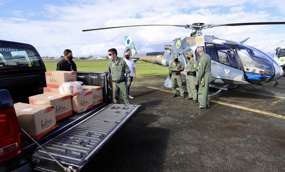 A empresa Portos do Paraná se envolveu novamente nesta sexta-feira (30) na campanha Cesta Solidária no Litoral, distribuindo cestas básicas às comunidades e locais mais isolados do Paraná. Para agilizar, foi utilizado um helicóptero que levou as cestas até as comunidades de Serra Negra e Praia Deserta, em Guaraqueçaba; à Barra do Ararapira, no Superagui; e a mais uma comunidade Quilombola.  -  Paranaguá, 30/04/2021  -  Foto: Claudio Neves/Portos do Paraná