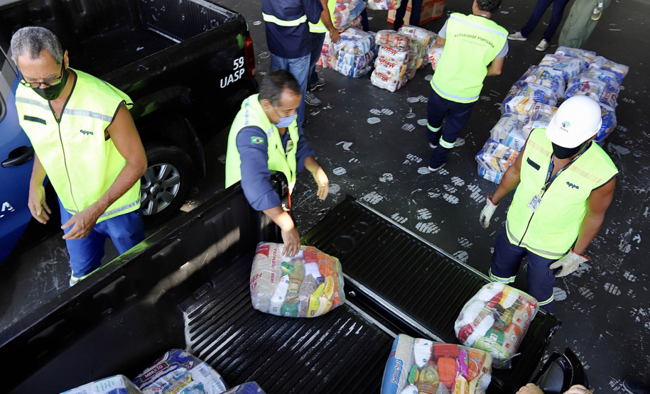 A empresa Portos do Paraná se envolveu novamente nesta sexta-feira (30) na campanha Cesta Solidária no Litoral, distribuindo cestas básicas às comunidades e locais mais isolados do Paraná. Para agilizar, foi utilizado um helicóptero que levou as cestas até as comunidades de Serra Negra e Praia Deserta, em Guaraqueçaba; à Barra do Ararapira, no Superagui; e a mais uma comunidade Quilombola.  -  Paranaguá, 30/04/2021  -  Foto: Claudio Neves/Portos do Paraná
