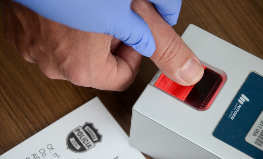 A Polícia Civil do Paraná (PCPR) realizou em Londrina, Norte do Estado, treinamento para a implantação de um novo sistema que facilita a identificação por impressões digitais. Dez servidores participaram da capacitaçao ministrada por um papiloscopista da PCPR. - foto: Fabio Dias/PCPR