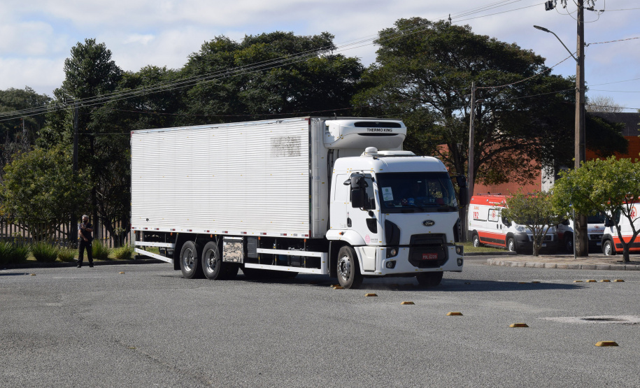 O Paraná recebeu na manhã deste sábado (1º) 14.600 doses da Coronavac, fabricada pelo Instituto Butantan/Sinovac. O volume é parte das 406.100 doses de vacinas contra a Covid-19, referentes ao 16° lote enviado pelo Ministério da Saúde ao Estado.  -  Curitiba, 01/05/2021  -  Foto: Américo Antonio/SESA
