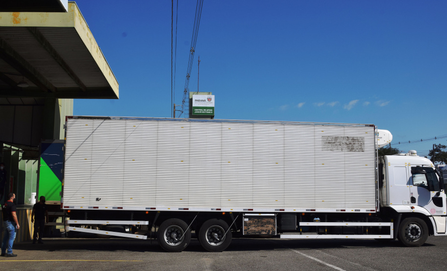 O Paraná recebeu na manhã deste sábado (1º) 14.600 doses da Coronavac, fabricada pelo Instituto Butantan/Sinovac. O volume é parte das 406.100 doses de vacinas contra a Covid-19, referentes ao 16° lote enviado pelo Ministério da Saúde ao Estado.  -  Curitiba, 01/05/2021  -  Foto: Américo Antonio/SESA