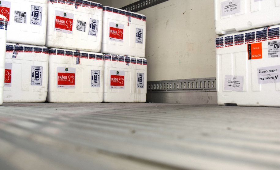 O Paraná recebeu na manhã deste sábado (1º) 14.600 doses da Coronavac, fabricada pelo Instituto Butantan/Sinovac. O volume é parte das 406.100 doses de vacinas contra a Covid-19, referentes ao 16° lote enviado pelo Ministério da Saúde ao Estado.  -  Curitiba, 01/05/2021  -  Foto: Américo Antonio/SESA