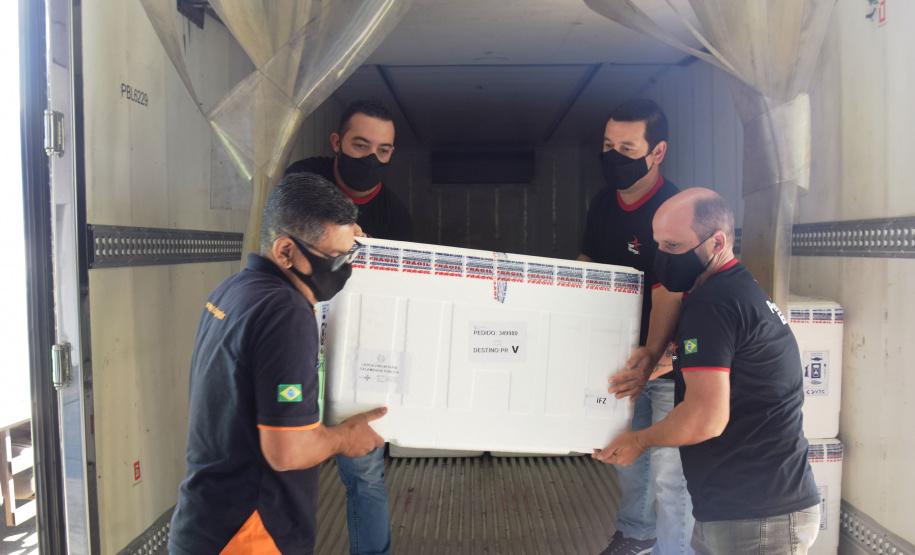 O Paraná recebeu na manhã deste sábado (1º) 14.600 doses da Coronavac, fabricada pelo Instituto Butantan/Sinovac. O volume é parte das 406.100 doses de vacinas contra a Covid-19, referentes ao 16° lote enviado pelo Ministério da Saúde ao Estado.  -  Curitiba, 01/05/2021  -  Foto: Américo Antonio/SESA