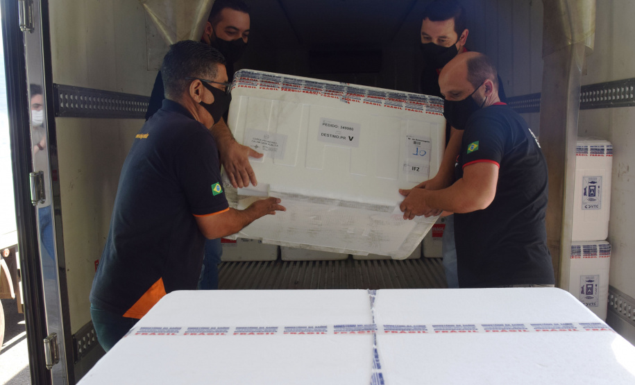 O Paraná recebeu na manhã deste sábado (1º) 14.600 doses da Coronavac, fabricada pelo Instituto Butantan/Sinovac. O volume é parte das 406.100 doses de vacinas contra a Covid-19, referentes ao 16° lote enviado pelo Ministério da Saúde ao Estado.  -  Curitiba, 01/05/2021  -  Foto: Américo Antonio/SESA