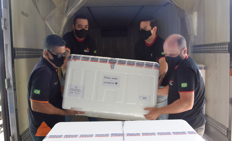 O Paraná recebeu na manhã deste sábado (1º) 14.600 doses da Coronavac, fabricada pelo Instituto Butantan/Sinovac. O volume é parte das 406.100 doses de vacinas contra a Covid-19, referentes ao 16° lote enviado pelo Ministério da Saúde ao Estado.  -  Curitiba, 01/05/2021  -  Foto: Américo Antonio/SESA