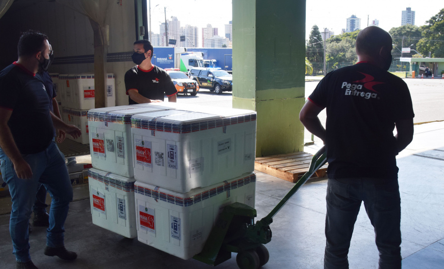 O Paraná recebeu na manhã deste sábado (1º) 14.600 doses da Coronavac, fabricada pelo Instituto Butantan/Sinovac. O volume é parte das 406.100 doses de vacinas contra a Covid-19, referentes ao 16° lote enviado pelo Ministério da Saúde ao Estado.  -  Curitiba, 01/05/2021  -  Foto: Américo Antonio/SESA