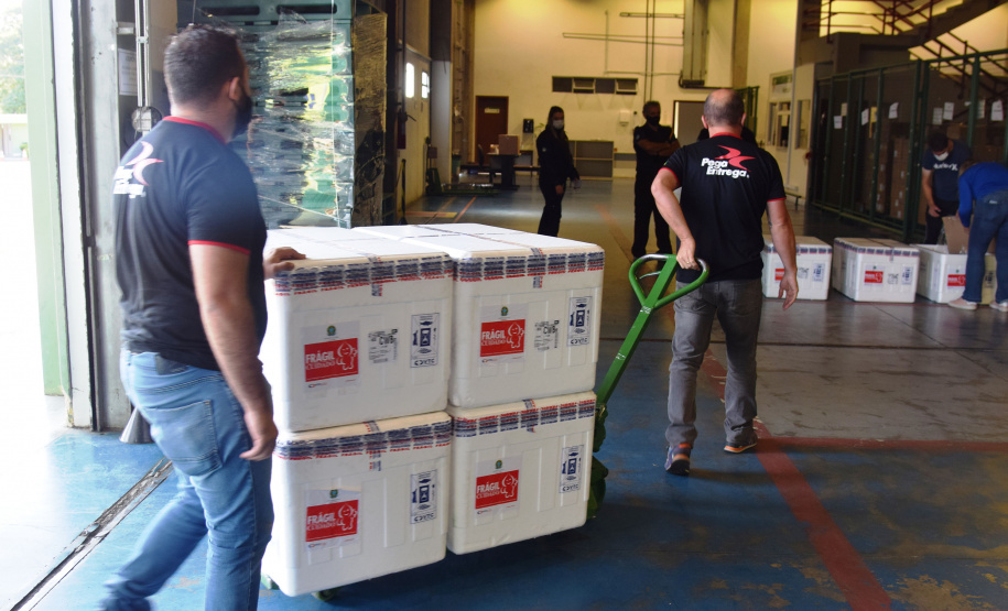 O Paraná recebeu na manhã deste sábado (1º) 14.600 doses da Coronavac, fabricada pelo Instituto Butantan/Sinovac. O volume é parte das 406.100 doses de vacinas contra a Covid-19, referentes ao 16° lote enviado pelo Ministério da Saúde ao Estado.  -  Curitiba, 01/05/2021  -  Foto: Américo Antonio/SESA