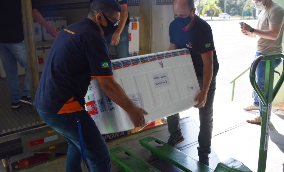 O Paraná recebeu na manhã deste sábado (1º) 14.600 doses da Coronavac, fabricada pelo Instituto Butantan/Sinovac. O volume é parte das 406.100 doses de vacinas contra a Covid-19, referentes ao 16° lote enviado pelo Ministério da Saúde ao Estado.  -  Curitiba, 01/05/2021  -  Foto: Américo Antonio/SESA