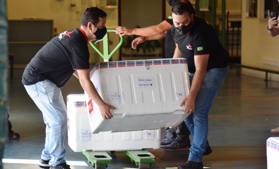 O Paraná recebeu na manhã deste sábado (1º) 14.600 doses da Coronavac, fabricada pelo Instituto Butantan/Sinovac. O volume é parte das 406.100 doses de vacinas contra a Covid-19, referentes ao 16° lote enviado pelo Ministério da Saúde ao Estado.  -  Curitiba, 01/05/2021  -  Foto: Américo Antonio/SESA