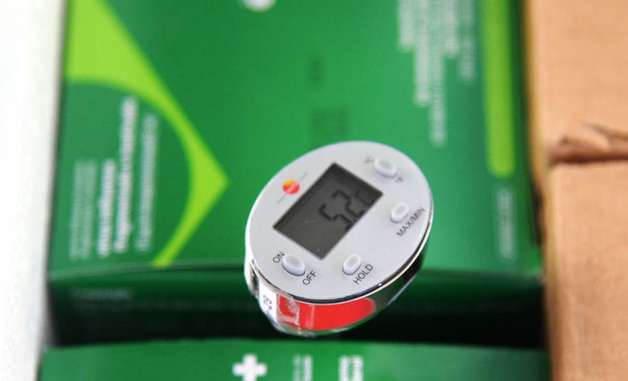 O Paraná recebeu na manhã deste sábado (1º) 14.600 doses da Coronavac, fabricada pelo Instituto Butantan/Sinovac. O volume é parte das 406.100 doses de vacinas contra a Covid-19, referentes ao 16° lote enviado pelo Ministério da Saúde ao Estado.  -  Curitiba, 01/05/2021  -  Foto: Américo Antonio/SESA