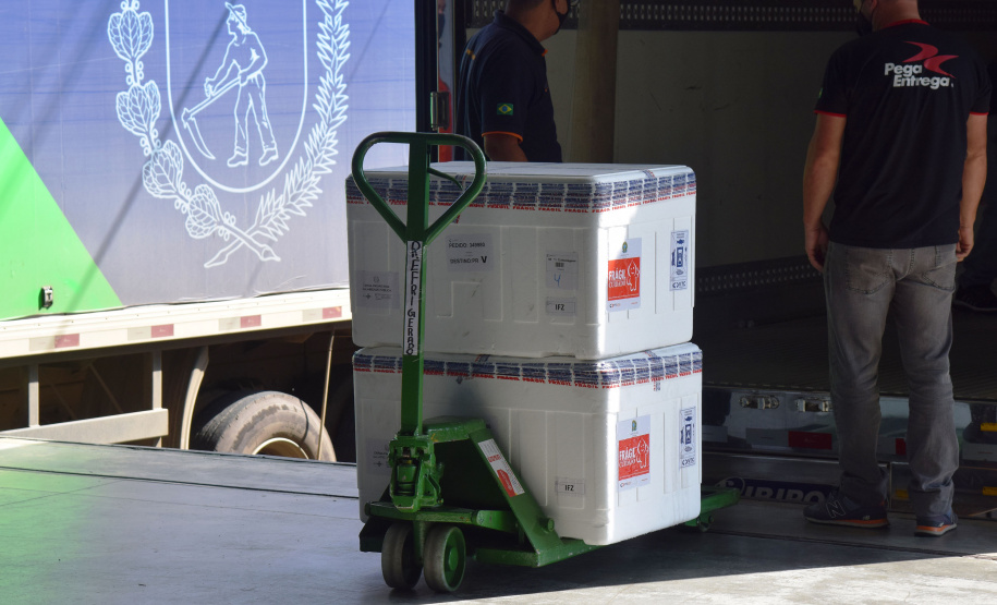 O Paraná recebeu na manhã deste sábado (1º) 14.600 doses da Coronavac, fabricada pelo Instituto Butantan/Sinovac. O volume é parte das 406.100 doses de vacinas contra a Covid-19, referentes ao 16° lote enviado pelo Ministério da Saúde ao Estado.  -  Curitiba, 01/05/2021  -  Foto: Américo Antonio/SESA