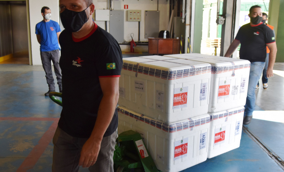 O Paraná recebeu na manhã deste sábado (1º) 14.600 doses da Coronavac, fabricada pelo Instituto Butantan/Sinovac. O volume é parte das 406.100 doses de vacinas contra a Covid-19, referentes ao 16° lote enviado pelo Ministério da Saúde ao Estado.  -  Curitiba, 01/05/2021  -  Foto: Américo Antonio/SESA