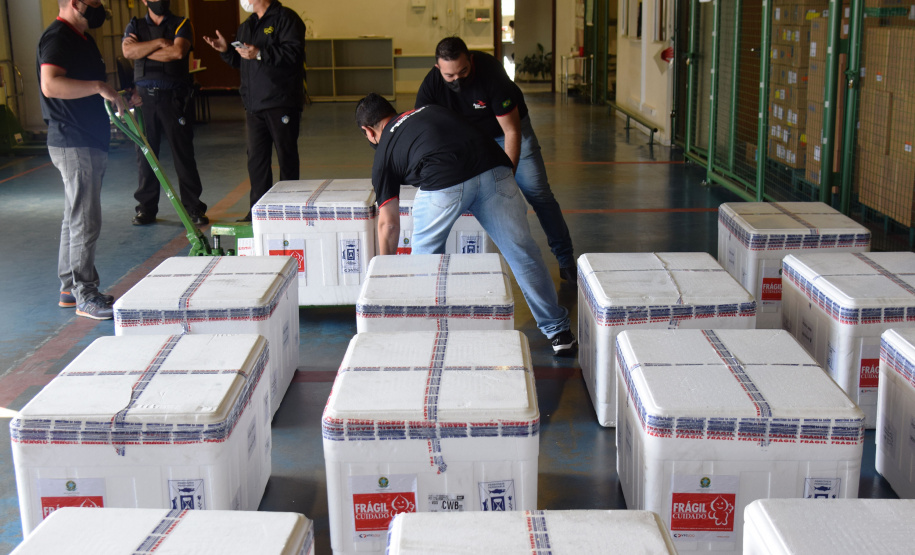 O Paraná recebeu na manhã deste sábado (1º) 14.600 doses da Coronavac, fabricada pelo Instituto Butantan/Sinovac. O volume é parte das 406.100 doses de vacinas contra a Covid-19, referentes ao 16° lote enviado pelo Ministério da Saúde ao Estado.  -  Curitiba, 01/05/2021  -  Foto: Américo Antonio/SESA