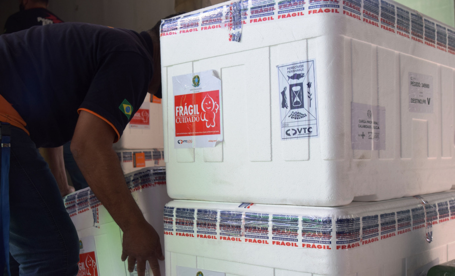 O Paraná recebeu na manhã deste sábado (1º) 14.600 doses da Coronavac, fabricada pelo Instituto Butantan/Sinovac. O volume é parte das 406.100 doses de vacinas contra a Covid-19, referentes ao 16° lote enviado pelo Ministério da Saúde ao Estado.  -  Curitiba, 01/05/2021  -  Foto: Américo Antonio/SESA