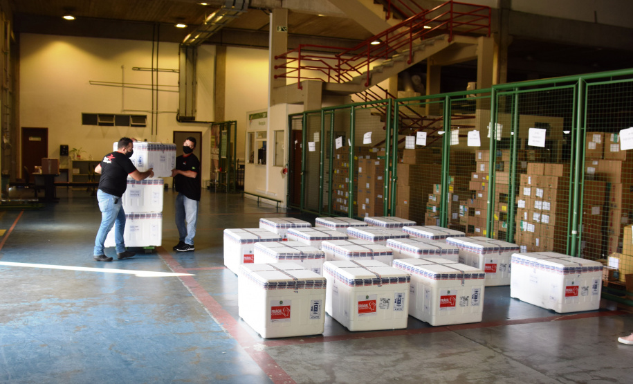 O Paraná recebeu na manhã deste sábado (1º) 14.600 doses da Coronavac, fabricada pelo Instituto Butantan/Sinovac. O volume é parte das 406.100 doses de vacinas contra a Covid-19, referentes ao 16° lote enviado pelo Ministério da Saúde ao Estado.  -  Curitiba, 01/05/2021  -  Foto: Américo Antonio/SESA