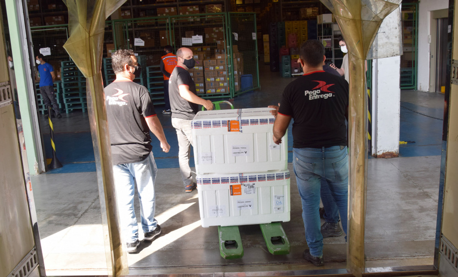 O Paraná recebeu na manhã deste sábado (1º) 14.600 doses da Coronavac, fabricada pelo Instituto Butantan/Sinovac. O volume é parte das 406.100 doses de vacinas contra a Covid-19, referentes ao 16° lote enviado pelo Ministério da Saúde ao Estado.  -  Curitiba, 01/05/2021  -  Foto: Américo Antonio/SESA