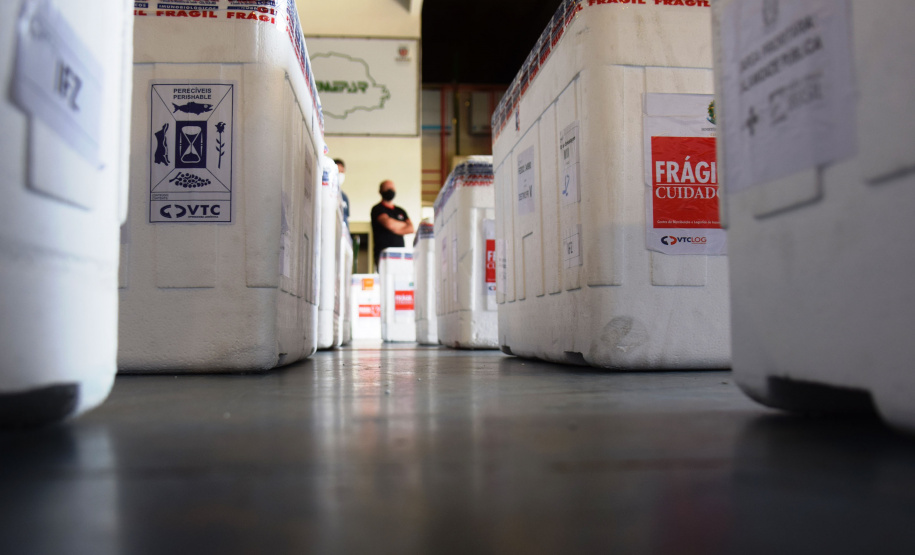 O Paraná recebeu na manhã deste sábado (1º) 14.600 doses da Coronavac, fabricada pelo Instituto Butantan/Sinovac. O volume é parte das 406.100 doses de vacinas contra a Covid-19, referentes ao 16° lote enviado pelo Ministério da Saúde ao Estado.  -  Curitiba, 01/05/2021  -  Foto: Américo Antonio/SESA