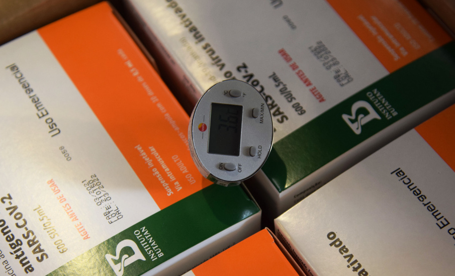 O Paraná recebeu na manhã deste sábado (1º) 14.600 doses da Coronavac, fabricada pelo Instituto Butantan/Sinovac. O volume é parte das 406.100 doses de vacinas contra a Covid-19, referentes ao 16° lote enviado pelo Ministério da Saúde ao Estado.  -  Curitiba, 01/05/2021  -  Foto: Américo Antonio/SESA