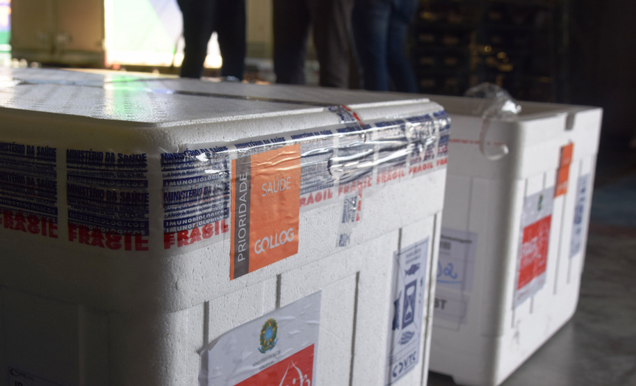 O Paraná recebeu na manhã deste sábado (1º) 14.600 doses da Coronavac, fabricada pelo Instituto Butantan/Sinovac. O volume é parte das 406.100 doses de vacinas contra a Covid-19, referentes ao 16° lote enviado pelo Ministério da Saúde ao Estado.  -  Curitiba, 01/05/2021  -  Foto: Américo Antonio/SESA