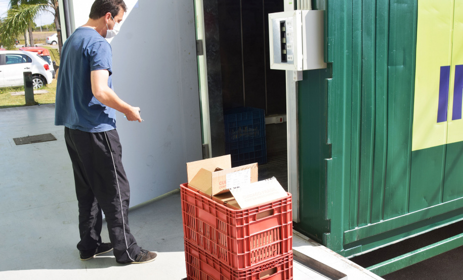 O Paraná recebeu na manhã deste sábado (1º) 14.600 doses da Coronavac, fabricada pelo Instituto Butantan/Sinovac. O volume é parte das 406.100 doses de vacinas contra a Covid-19, referentes ao 16° lote enviado pelo Ministério da Saúde ao Estado.  -  Curitiba, 01/05/2021  -  Foto: Américo Antonio/SESA