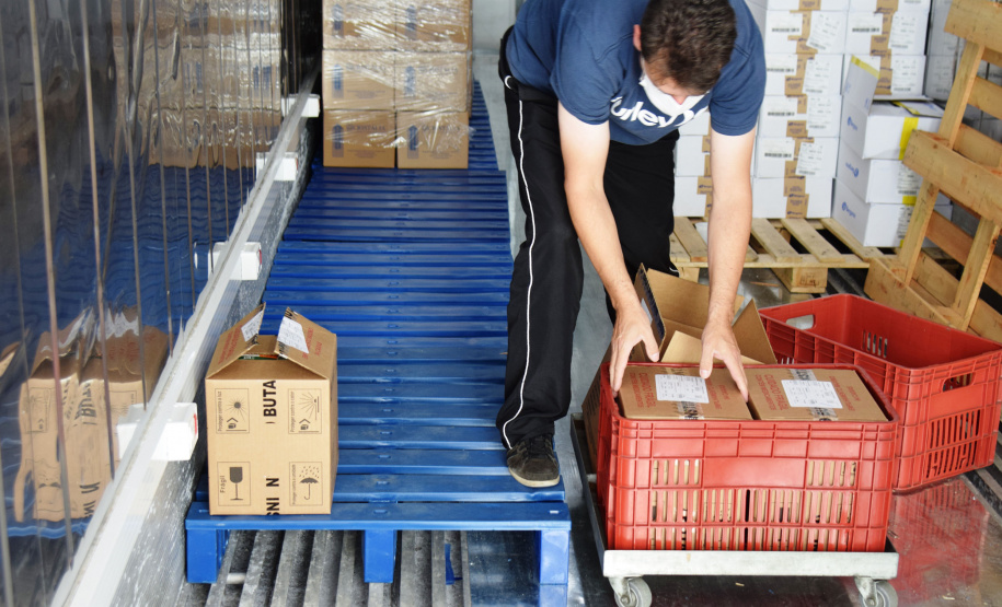 O Paraná recebeu na manhã deste sábado (1º) 14.600 doses da Coronavac, fabricada pelo Instituto Butantan/Sinovac. O volume é parte das 406.100 doses de vacinas contra a Covid-19, referentes ao 16° lote enviado pelo Ministério da Saúde ao Estado.  -  Curitiba, 01/05/2021  -  Foto: Américo Antonio/SESA