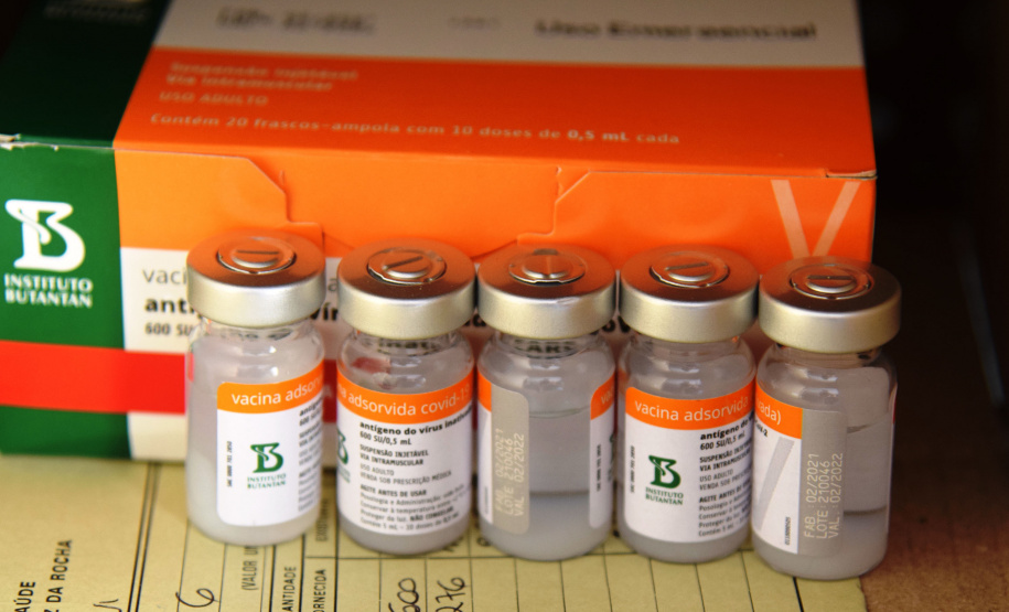 O Paraná recebeu na manhã deste sábado (1º) 14.600 doses da Coronavac, fabricada pelo Instituto Butantan/Sinovac. O volume é parte das 406.100 doses de vacinas contra a Covid-19, referentes ao 16° lote enviado pelo Ministério da Saúde ao Estado.  -  Curitiba, 01/05/2021  -  Foto: Américo Antonio/SESA