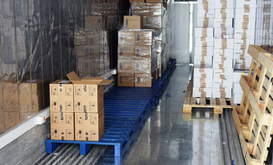 O Paraná recebeu na manhã deste sábado (1º) 14.600 doses da Coronavac, fabricada pelo Instituto Butantan/Sinovac. O volume é parte das 406.100 doses de vacinas contra a Covid-19, referentes ao 16° lote enviado pelo Ministério da Saúde ao Estado.  -  Curitiba, 01/05/2021  -  Foto: Américo Antonio/SESA