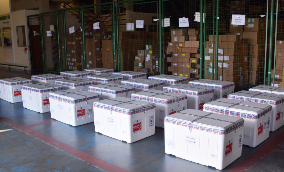 O Paraná recebeu na manhã deste sábado (1º) 14.600 doses da Coronavac, fabricada pelo Instituto Butantan/Sinovac. O volume é parte das 406.100 doses de vacinas contra a Covid-19, referentes ao 16° lote enviado pelo Ministério da Saúde ao Estado.  -  Curitiba, 01/05/2021  -  Foto: Américo Antonio/SESA