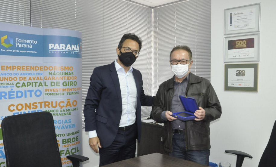 O empregado número 01 da Fomento Paraná, Claudio Massaru Shigueoka, que atualmente coordenava a área de Planejamento e Gestão Estratégica, foi homenageado pela diretoria em um evento semipresencial na manhã desta sexta (30), seu último dia de trabalho na instituição à qual se dedicou por 16 anos. - curitiba, 30/04/2021 - Foto: Fomento Paraná