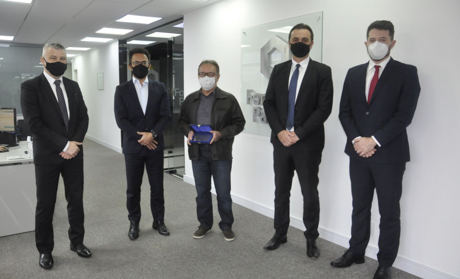 O empregado número 01 da Fomento Paraná, Claudio Massaru Shigueoka, que atualmente coordenava a área de Planejamento e Gestão Estratégica, foi homenageado pela diretoria em um evento semipresencial na manhã desta sexta (30), seu último dia de trabalho na instituição à qual se dedicou por 16 anos. - curitiba, 30/04/2021 - Foto: Fomento Paraná