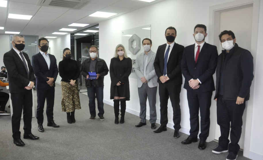 O empregado número 01 da Fomento Paraná, Claudio Massaru Shigueoka, que atualmente coordenava a área de Planejamento e Gestão Estratégica, foi homenageado pela diretoria em um evento semipresencial na manhã desta sexta (30), seu último dia de trabalho na instituição à qual se dedicou por 16 anos. - curitiba, 30/04/2021 - Foto: Fomento Paraná