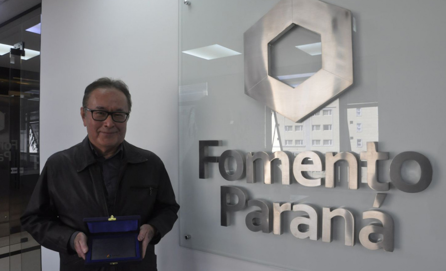 O empregado número 01 da Fomento Paraná, Claudio Massaru Shigueoka, que atualmente coordenava a área de Planejamento e Gestão Estratégica, foi homenageado pela diretoria em um evento semipresencial na manhã desta sexta (30), seu último dia de trabalho na instituição à qual se dedicou por 16 anos. - curitiba, 30/04/2021 - Foto: Fomento Paraná
