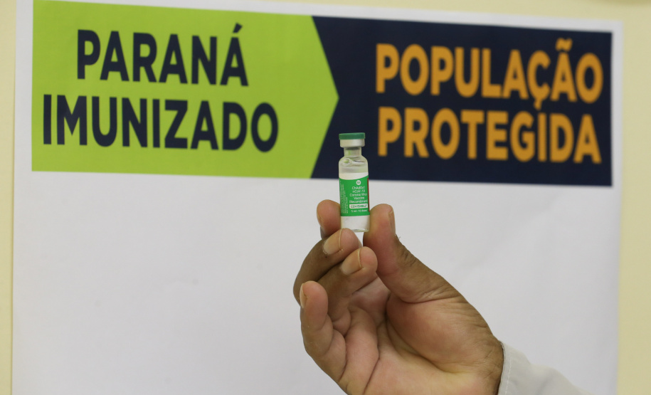 Vacinacao Pinhais O Paraná recebe nesta segunda-feira (03) mais 391.500 doses de vacinas da Covishield, da Universidade de Oxford/AstraZeneca/Fiocruz. - Curitiba, 02/05/2021 - Foto: Geraldo Bubniak/Arquivo AEN