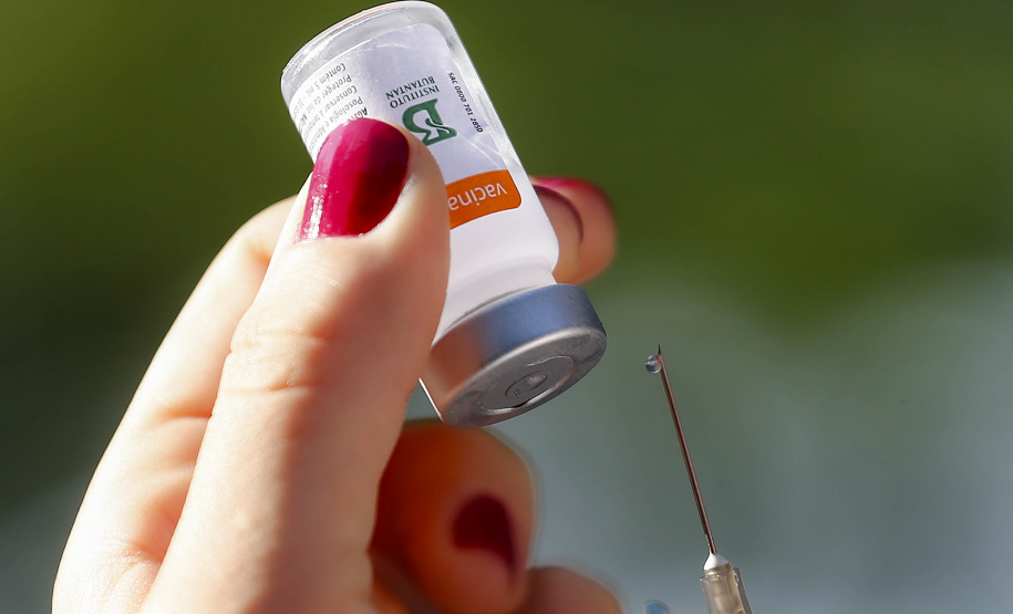 

O Paraná ultrapassou, na manhã desta segunda-feira (03), a marca de 1 milhão de paranaenses com o esquema vacinal completo, ou seja, que receberam as duas doses da vacina contra a Covid-19. Até as 8h47 desta segunda, 1.001.901 pessoas tinham sido imunizadas com doses de vacinas da Coronavac, fabricada pelo Instituto Butantan/Sinovac, e da Covishield, da Universidade de Oxford/AstraZeneca/Fiocruz.

 - Curitiba, 03/05/2021 - Foto: Jonathan Campos/Arquivo AEN