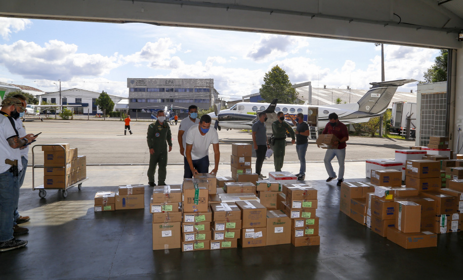 02.04.2021 - Entrega de medicamentos e vacinas para regionais.
Foto Gilson Abreu/AEN