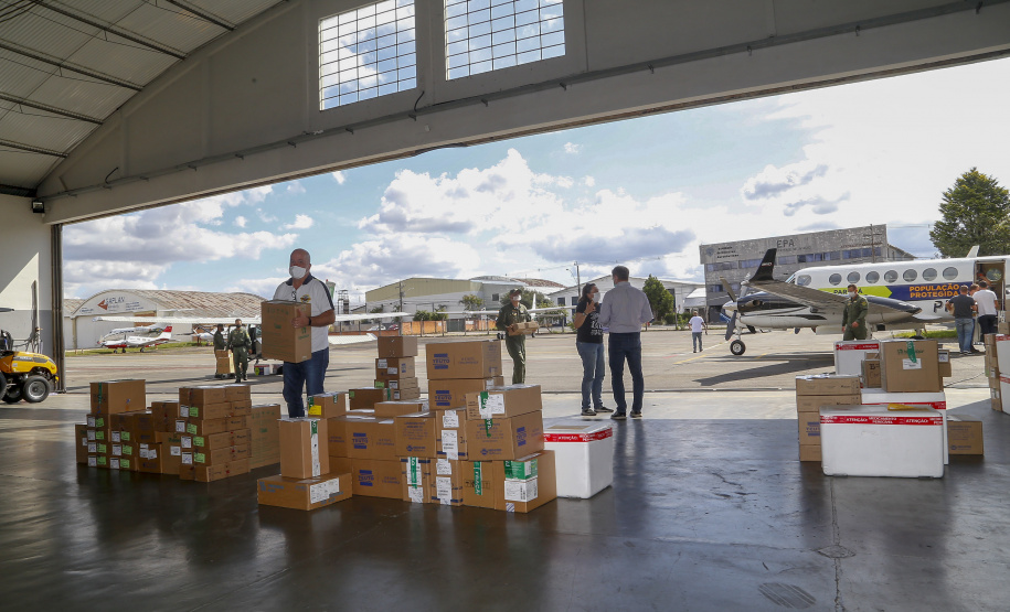 02.04.2021 - Entrega de medicamentos e vacinas para regionais.
Foto Gilson Abreu/AEN