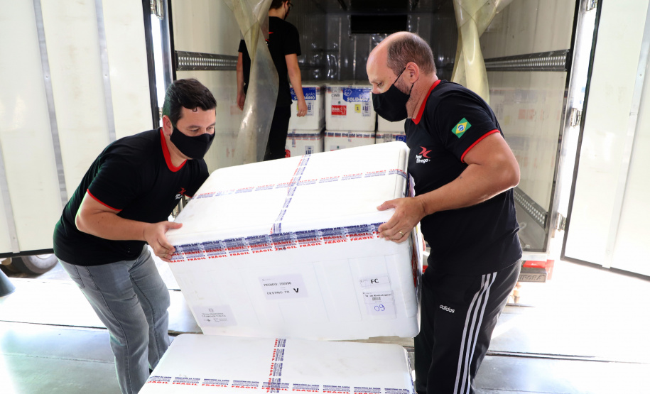 Com a nova remessa de vacinas recebidas na manhã desta segunda-feira (03), o Paraná dará início a imunização contra a Covid-19 de pessoas com comorbidades, com deficiência permanente, grávidas e puérperas