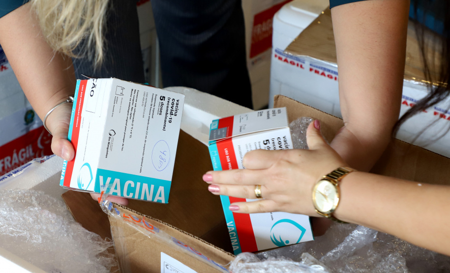 Com a nova remessa de vacinas recebidas na manhã desta segunda-feira (03), o Paraná dará início a imunização contra a Covid-19 de pessoas com comorbidades, com deficiência permanente, grávidas e puérperas