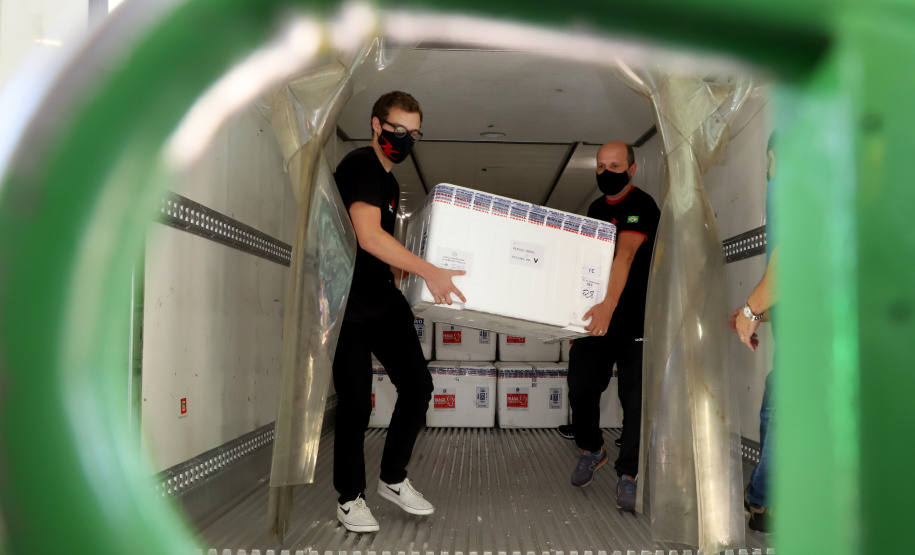 Com a nova remessa de vacinas recebidas na manhã desta segunda-feira (03), o Paraná dará início a imunização contra a Covid-19 de pessoas com comorbidades, com deficiência permanente, grávidas e puérperas