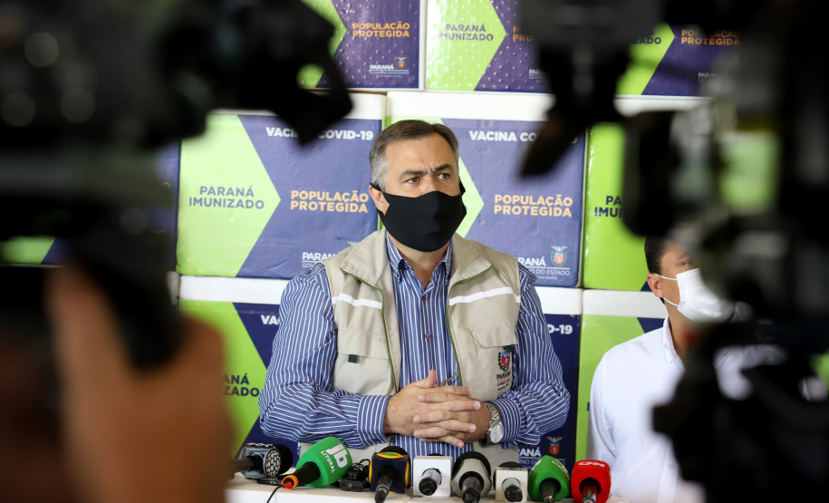 Com a nova remessa de vacinas recebidas na manhã desta segunda-feira (03), o Paraná dará início a imunização contra a Covid-19 de pessoas com comorbidades, com deficiência permanente, grávidas e puérperas