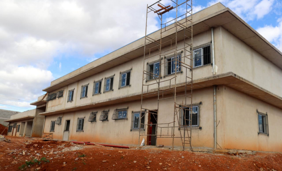 A construção da Cadeia Pública de Ponta Grossa, nos Campos Gerais, segue em andamento e já tem 60% das obras executadas. A previsão é que a entrega seja feita ao Departamento Penitenciário do Paraná (Depen-PR) ainda neste ano. O secretário da Segurança Pública, Romulo Marinho Soares, visitou as obras e destacou que a unidade faz parte de um projeto do Governo do Estado de ampliação do sistema prisional do Paraná. - Ponta Grossa, 03/05/2021 - Foto: SESP/PR
