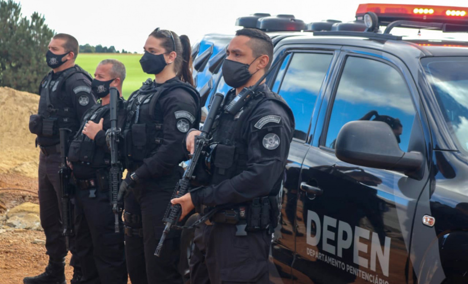 A construção da Cadeia Pública de Ponta Grossa, nos Campos Gerais, segue em andamento e já tem 60% das obras executadas. A previsão é que a entrega seja feita ao Departamento Penitenciário do Paraná (Depen-PR) ainda neste ano. O secretário da Segurança Pública, Romulo Marinho Soares, visitou as obras e destacou que a unidade faz parte de um projeto do Governo do Estado de ampliação do sistema prisional do Paraná. - Ponta Grossa, 03/05/2021 - Foto: SESP/PR