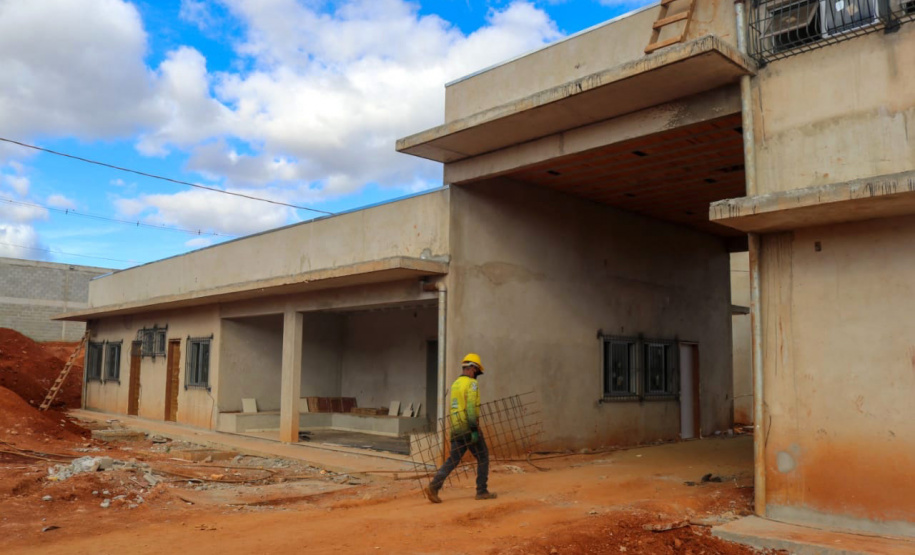 A construção da Cadeia Pública de Ponta Grossa, nos Campos Gerais, segue em andamento e já tem 60% das obras executadas. A previsão é que a entrega seja feita ao Departamento Penitenciário do Paraná (Depen-PR) ainda neste ano. O secretário da Segurança Pública, Romulo Marinho Soares, visitou as obras e destacou que a unidade faz parte de um projeto do Governo do Estado de ampliação do sistema prisional do Paraná. - Ponta Grossa, 03/05/2021 - Foto: SESP/PR