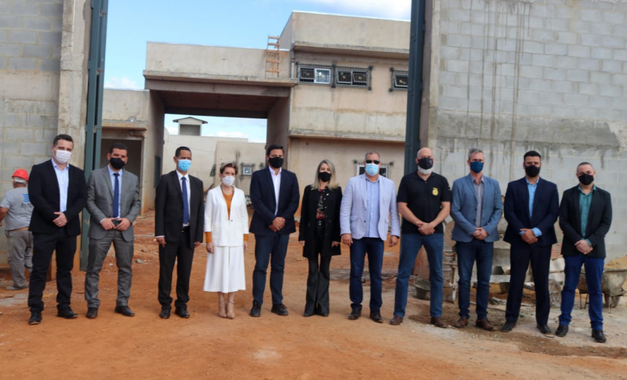 A construção da Cadeia Pública de Ponta Grossa, nos Campos Gerais, segue em andamento e já tem 60% das obras executadas. A previsão é que a entrega seja feita ao Departamento Penitenciário do Paraná (Depen-PR) ainda neste ano. O secretário da Segurança Pública, Romulo Marinho Soares, visitou as obras e destacou que a unidade faz parte de um projeto do Governo do Estado de ampliação do sistema prisional do Paraná. - Ponta Grossa, 03/05/2021 - Foto: SESP/PR