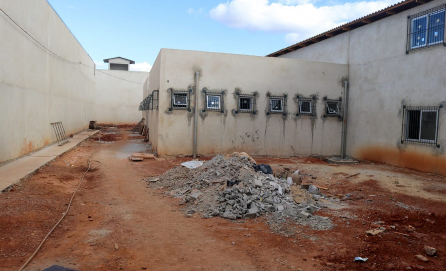 A construção da Cadeia Pública de Ponta Grossa, nos Campos Gerais, segue em andamento e já tem 60% das obras executadas. A previsão é que a entrega seja feita ao Departamento Penitenciário do Paraná (Depen-PR) ainda neste ano. O secretário da Segurança Pública, Romulo Marinho Soares, visitou as obras e destacou que a unidade faz parte de um projeto do Governo do Estado de ampliação do sistema prisional do Paraná. - Ponta Grossa, 03/05/2021 - Foto: SESP/PR