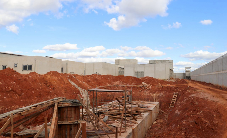A construção da Cadeia Pública de Ponta Grossa, nos Campos Gerais, segue em andamento e já tem 60% das obras executadas. A previsão é que a entrega seja feita ao Departamento Penitenciário do Paraná (Depen-PR) ainda neste ano. O secretário da Segurança Pública, Romulo Marinho Soares, visitou as obras e destacou que a unidade faz parte de um projeto do Governo do Estado de ampliação do sistema prisional do Paraná. - Ponta Grossa, 03/05/2021 - Foto: SESP/PR